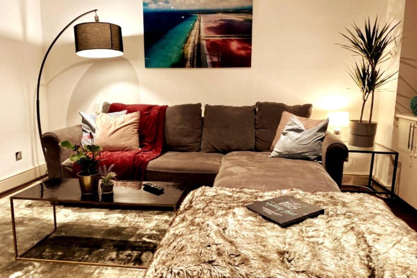 Niru Experience Hidden Gem In Chelsea 2Bd 2Ba Apartment ลอนดอน ภายนอก รูปภาพ