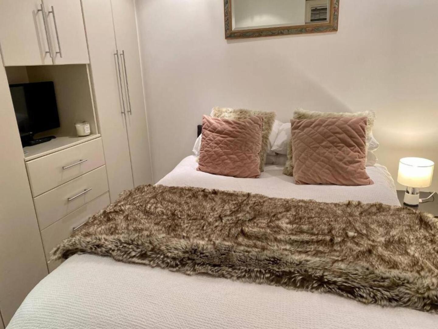 Niru Experience Hidden Gem In Chelsea 2Bd 2Ba Apartment ลอนดอน ภายนอก รูปภาพ