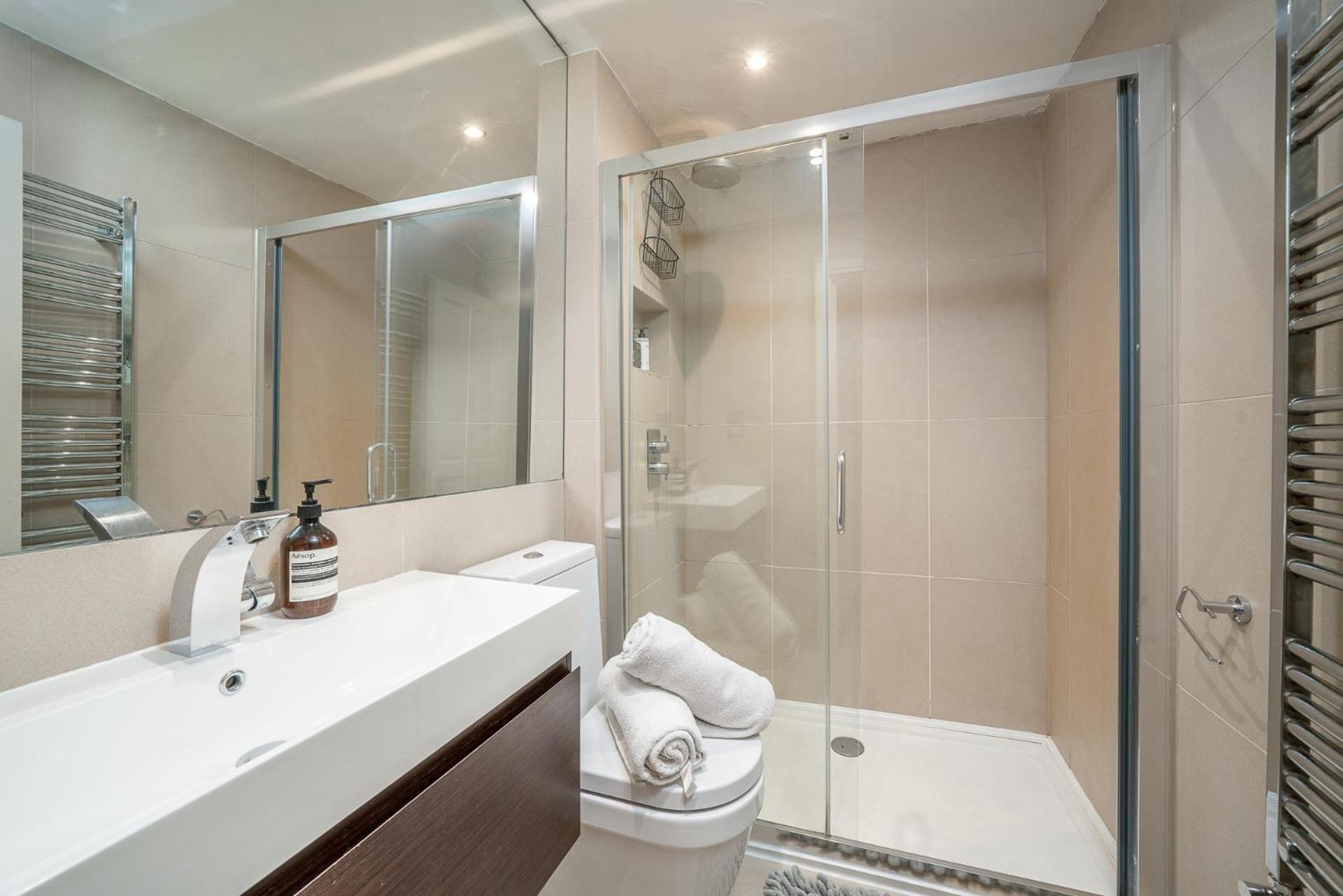 Niru Experience Hidden Gem In Chelsea 2Bd 2Ba Apartment ลอนดอน ภายนอก รูปภาพ